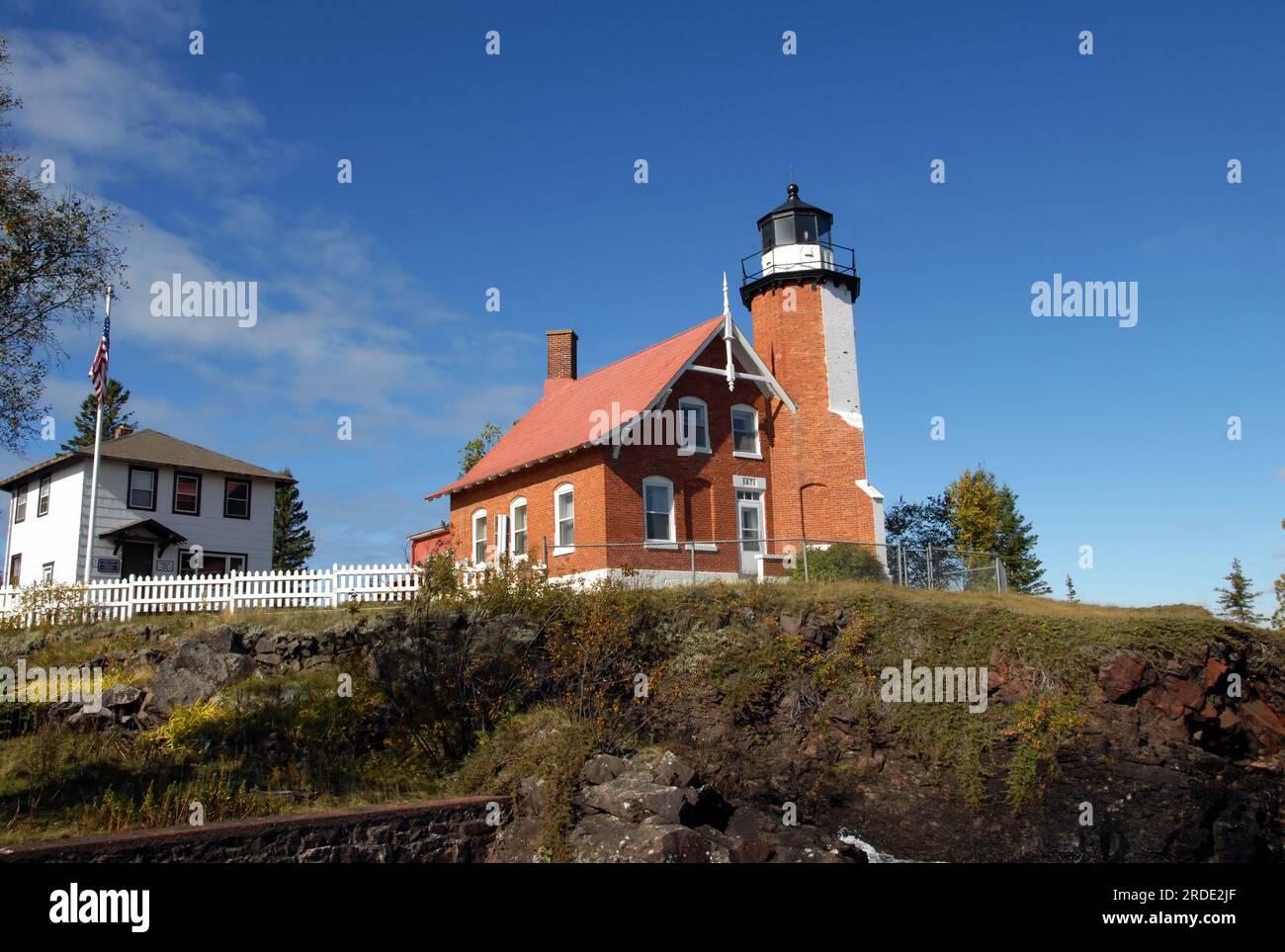 Il faro di Eagle Harbor e il centro visitatori si trovano sulla scogliera che si affaccia sul lago Superior nella Upper Peninsula, Michigan. Il faro e' un'architettura in mattoni e. Foto Stock