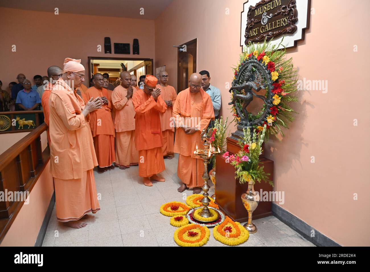 Calcutta, Bengala Occidentale, India. 19 luglio 2023. Sadhus del Ramakrishna Mission Institute of Culture, preghiera Golpark durante l'inaugurazione della Mostra annuale 2023 del Museo e Galleria d'Arte. (Immagine di credito: © Suraranjan Nandi/Pacific Press via ZUMA Press Wire) SOLO USO EDITORIALE! Non per USO commerciale! Foto Stock