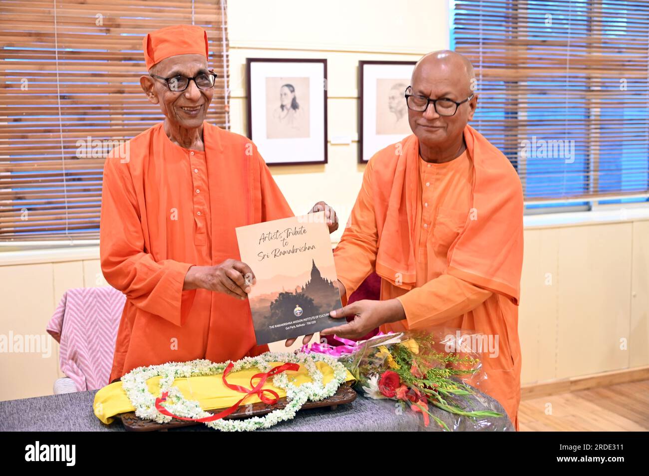 Calcutta, Bengala Occidentale, India. 19 luglio 2023. Rilascio di un libro intitolato "Artists' Tribute to Sri Ramakrishna" del Vice Presidente di Ramakrishna Math e Ramakrishna Mission, Belur Math Srimat Swami Suhitanandaji Maharaj. (Immagine di credito: © Suraranjan Nandi/Pacific Press via ZUMA Press Wire) SOLO USO EDITORIALE! Non per USO commerciale! Foto Stock