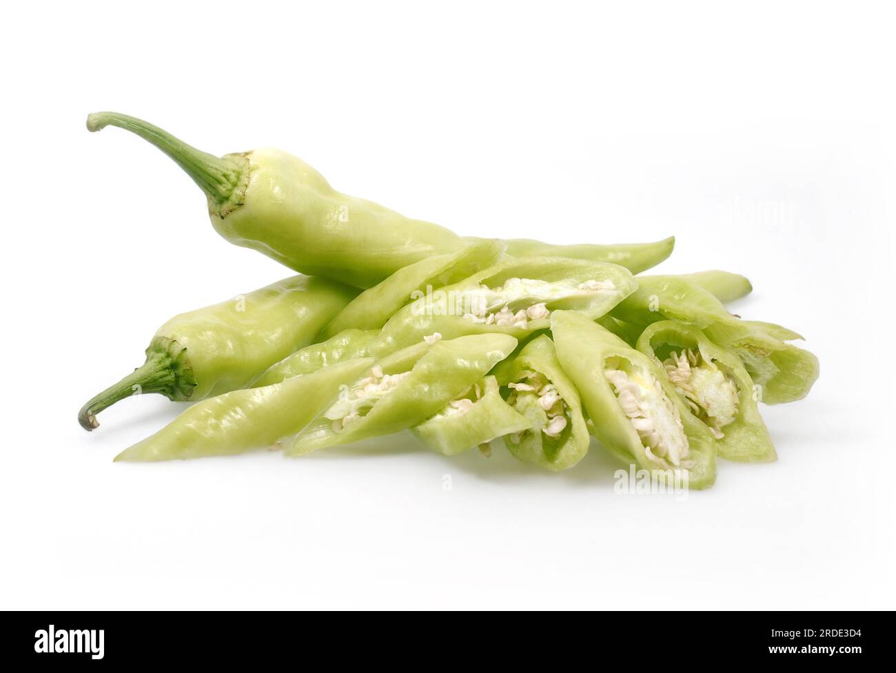 Chilli verdi isolati su sfondo bianco Foto Stock