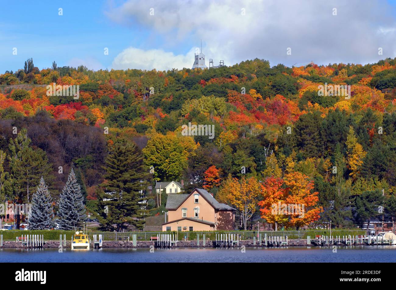 La vista panoramica include Hancock, Michigan e moli con la miniera di rame Quincy in cima alla collina. Scena di colori fogliari autunnali. Foto Stock