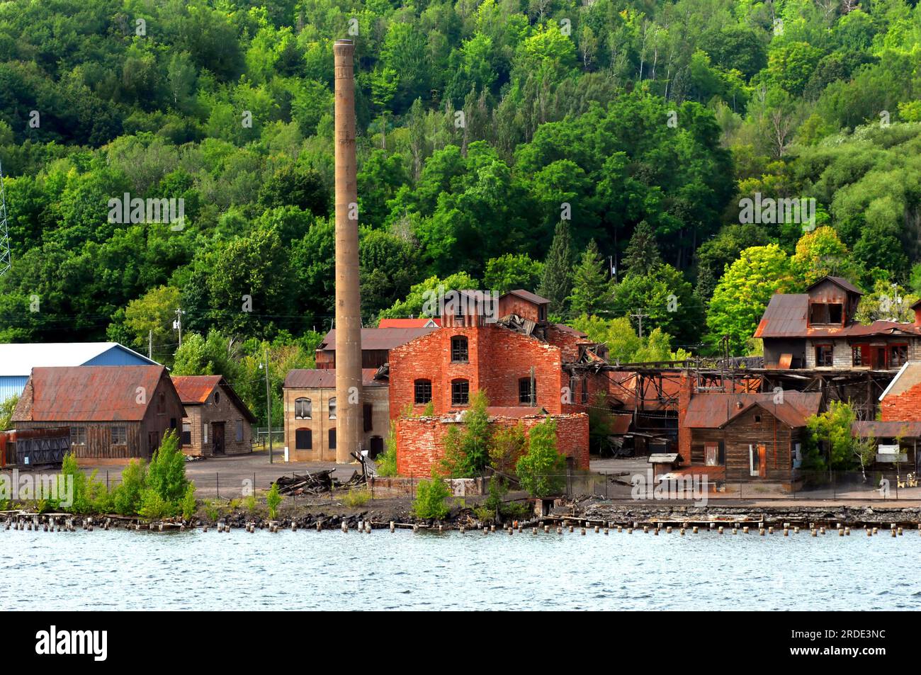 Lo storico crogiolo di rame Quincy si trova in rovina. Gli edifici sono arrugginiti e le finestre rotte. Smelter abbandonato si trova sulla riva del lago Portage con qui Foto Stock