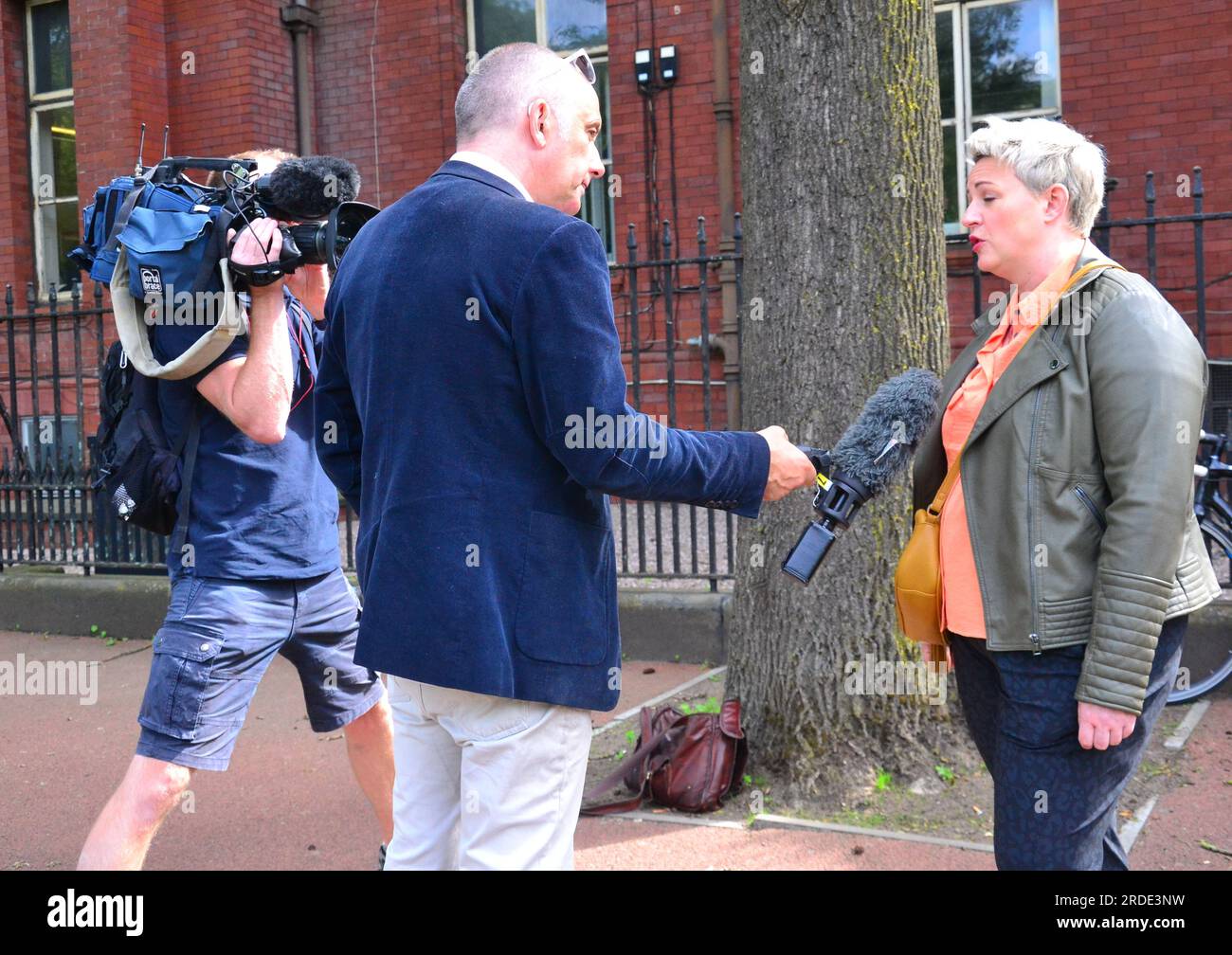 Manchester, Regno Unito. 20 luglio 2023. Una troupe televisiva interroga uno dei migliori consulenti. Medici anziani del NHS picchettano un ospedale su Oxford Road fuori Manchester Royal Infirmary, Manchester, Regno Unito. Foto alle 10,28 ora locale. I medici anziani dell'NHS hanno iniziato uno sciopero di 48 ore dal 20 luglio 2023 al 22 luglio per fare pressione per un aumento di stipendio. Migliaia di medici anziani dell'NHS stanno colpendo in tutto il paese oggi, il primo di questo tipo in oltre dieci anni. Questo include medici consulenti e dentisti negli ospedali. I critici dicono che questo causerà grandi disagi ai pazienti. Credito: Terry Waller/Alamy Live N. Foto Stock Manchester, Regno Unito. 20 luglio 2023. Una troupe televisiva interroga uno dei migliori consulenti. Medici anziani del NHS picchettano un ospedale su Oxford Road fuori Manchester Royal Infirmary, Manchester, Regno Unito. Foto alle 10,28 ora locale. I medici anziani dell'NHS hanno iniziato uno sciopero di 48 ore dal 20 luglio 2023 al 22 luglio per fare pressione per un aumento di stipendio. Migliaia di medici anziani dell'NHS stanno colpendo in tutto il paese oggi, il primo di questo tipo in oltre dieci anni. Questo include medici consulenti e dentisti negli ospedali. I critici dicono che questo causerà grandi disagi ai pazienti. Credito: Terry Waller/Alamy Live N. Foto Stock