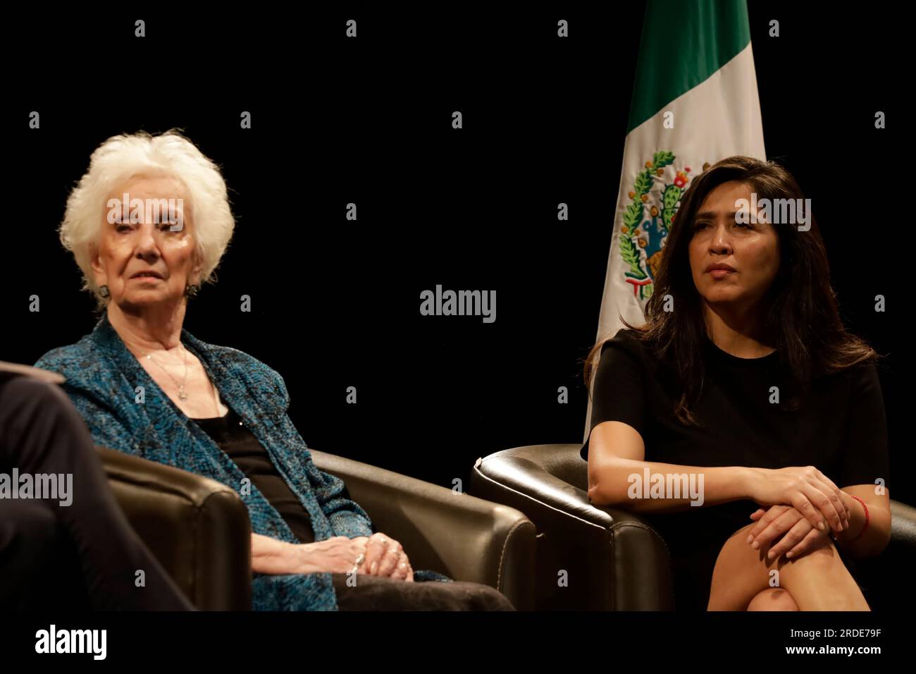 Città del Messico, Messico. 20 luglio 2023. Estela de Carlotto, fondatrice e presidente delle ''nonne di May Plaza'' in Argentina accompagnata da Victoria Montenegro, legislatore di Buenos Aires (nipote recuperata dalle nonne di May Plaza) presso l'Università del Chiostro di Sor Juana a città del Messico. Il 20 luglio 2023 a città del Messico, Messico (Credit Image: © Luis Barron/eyepix via ZUMA Press Wire) SOLO PER USO EDITORIALE! Non per USO commerciale! Foto Stock