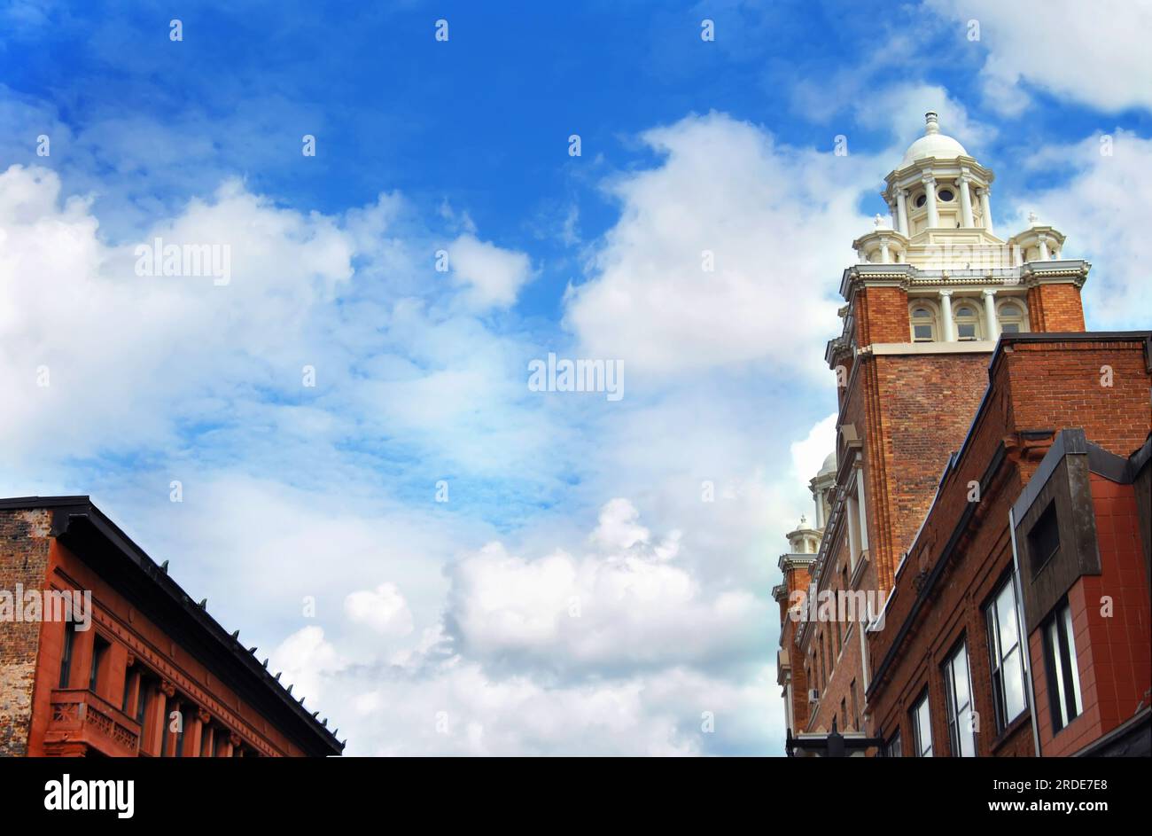 La vista dai bassi angoli dei tetti che fiancheggiano il centro di Houghton, Michigan, includerà il famoso Douglas Hotel con la sua cupola. Foto Stock