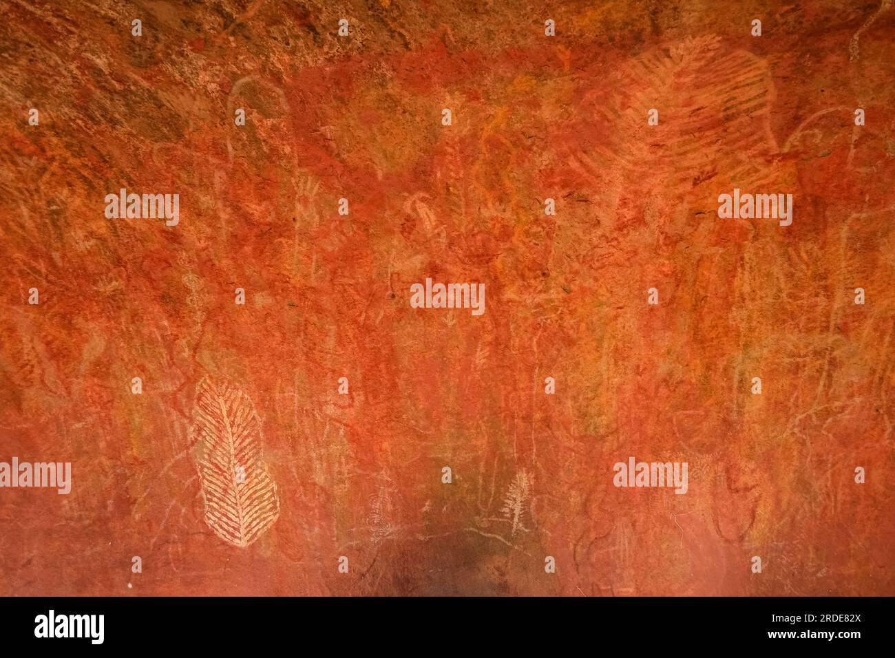 Arte rupestre aborigena al Parco Nazionale Uluru Kata Tjuta nel deserto dell'Australia centrale Foto Stock