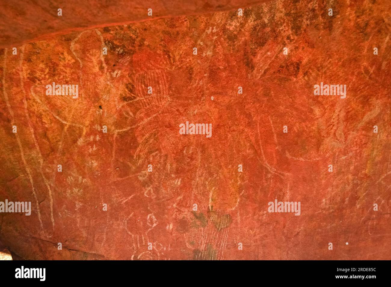 Arte rupestre aborigena al Parco Nazionale Uluru Kata Tjuta nel deserto dell'Australia centrale Foto Stock