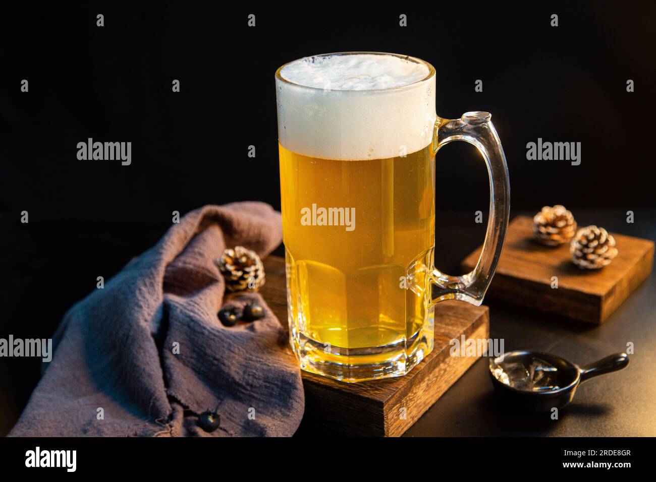 Una pinta di IPA, birra NEIPA alla spina succosa e nebbiosa non filtrata su fondo di legno Foto Stock