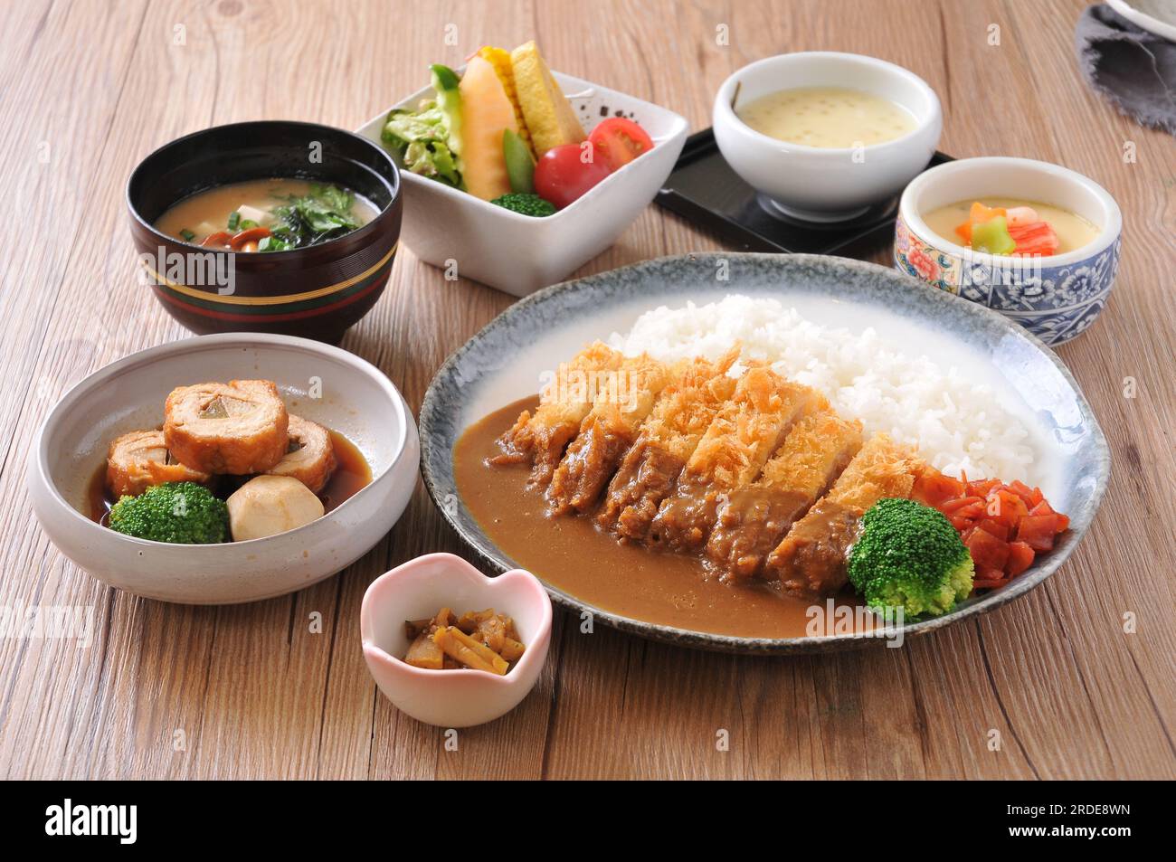 Riso al curry con costoletta di maiale, teishoku giapponese, pranzo fisso Foto Stock