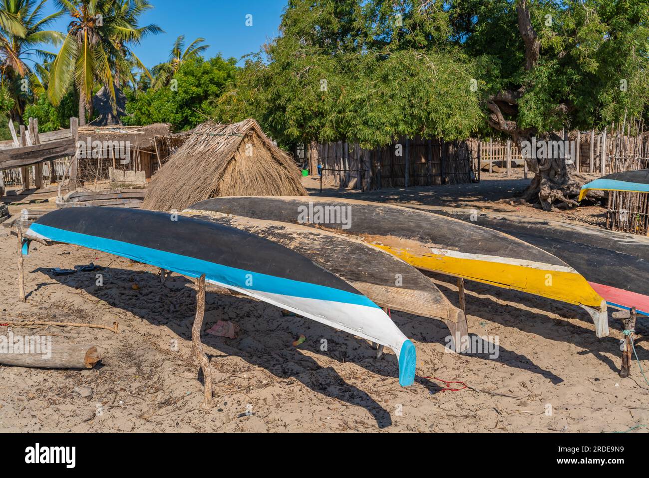 Barca di legno dall'albero di Baobab al porto di Morondava. Madagascar Foto Stock