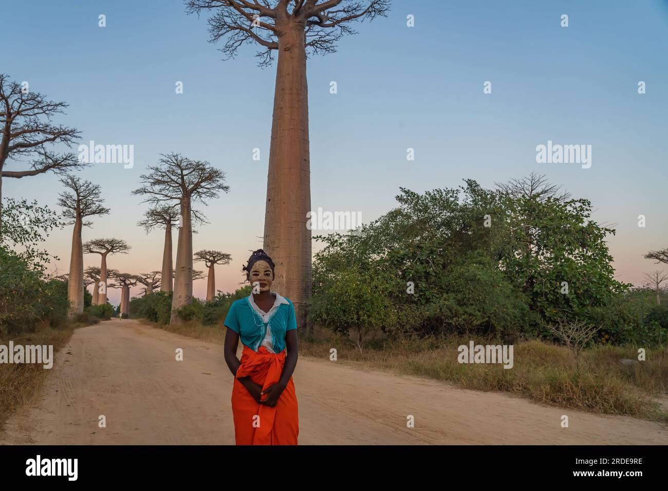 Morondava, Madagascar - 31 maggio 2023: Una donna malgascia con maschera pittorica, è conosciuta come Masonjaony nel vicolo Baobab a Morondava Foto Stock