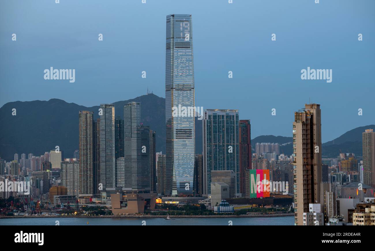 L'ICC International Commerce Centre e il nuovissimo museo M+ di cultura visiva di Hong Kong, Victoria Harbour, Hong Kong, Cina. Foto Stock