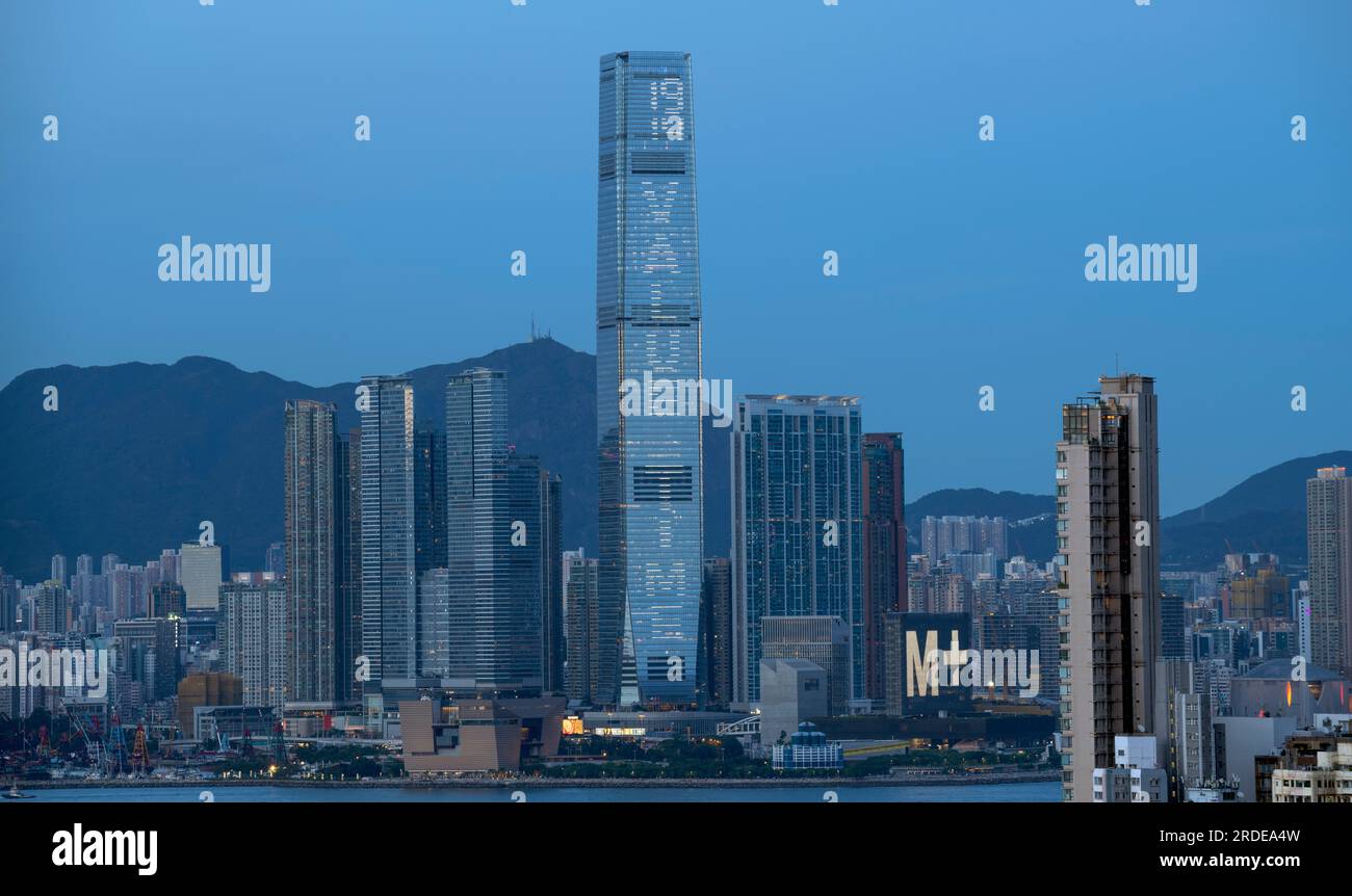 L'ICC International Commerce Centre e il nuovissimo museo M+ di cultura visiva di Hong Kong, Victoria Harbour, Hong Kong, Cina. Foto Stock