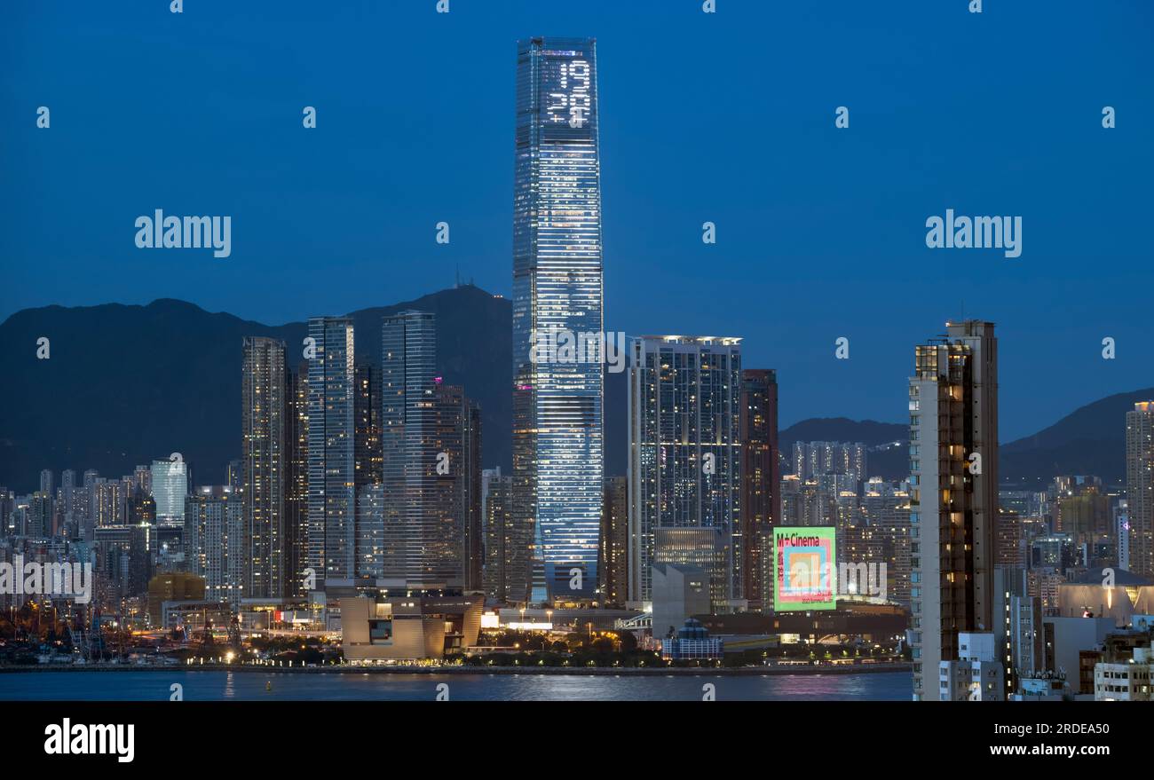 L'ICC International Commerce Centre e il nuovissimo museo M+ di cultura visiva di Hong Kong, Victoria Harbour, Hong Kong, Cina. Foto Stock