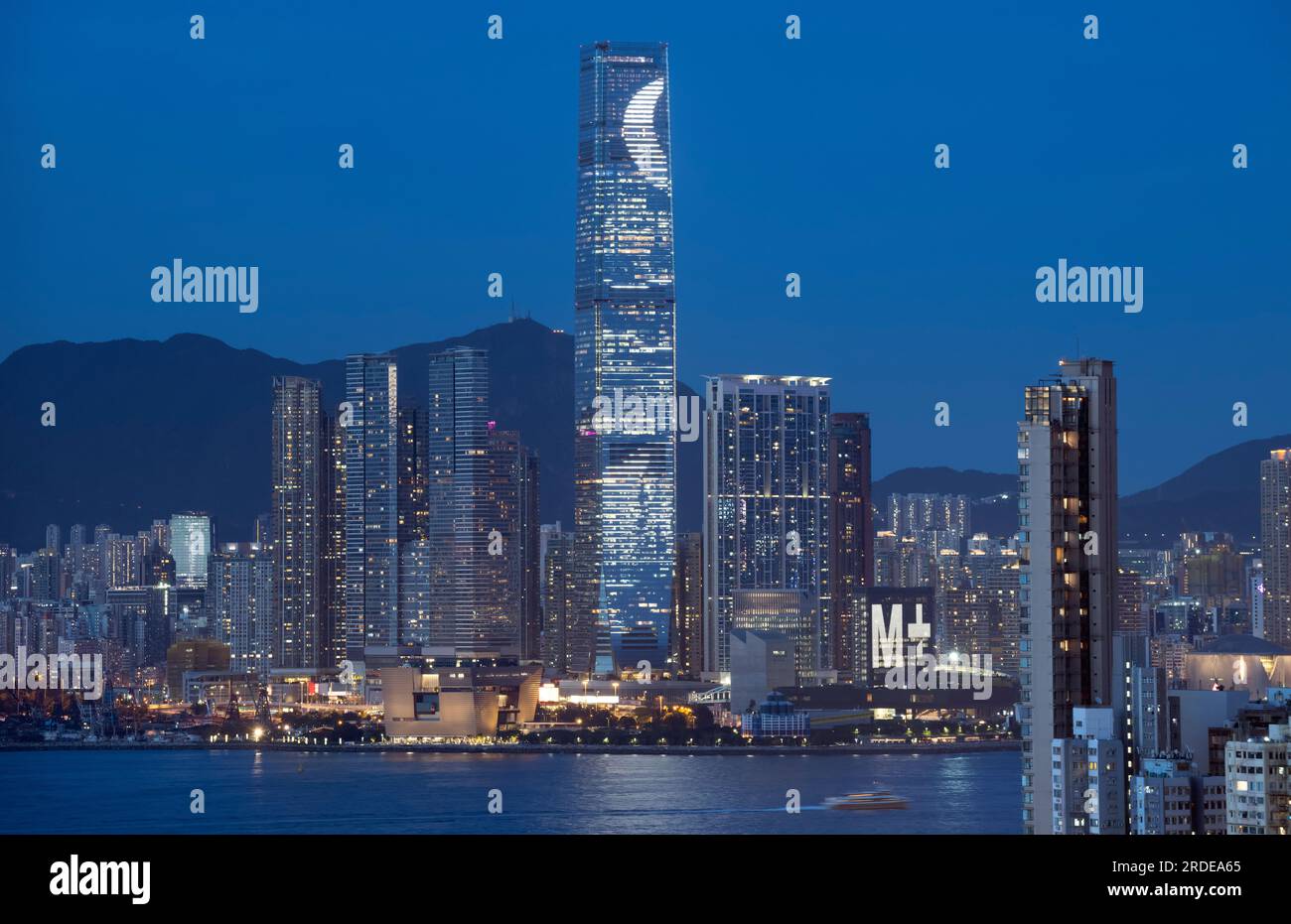 L'ICC International Commerce Centre e il nuovissimo museo M+ di cultura visiva di Hong Kong, Victoria Harbour, Hong Kong, Cina. Foto Stock