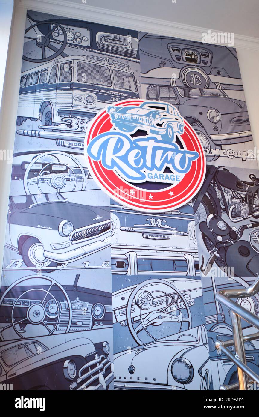 Il grande logo dipinto, il cartello, la grafica all'interno del museo, l'edificio. Presso il retro Garage Car Museum of vintage automobiles a Shymkent, Kazakistan. Foto Stock