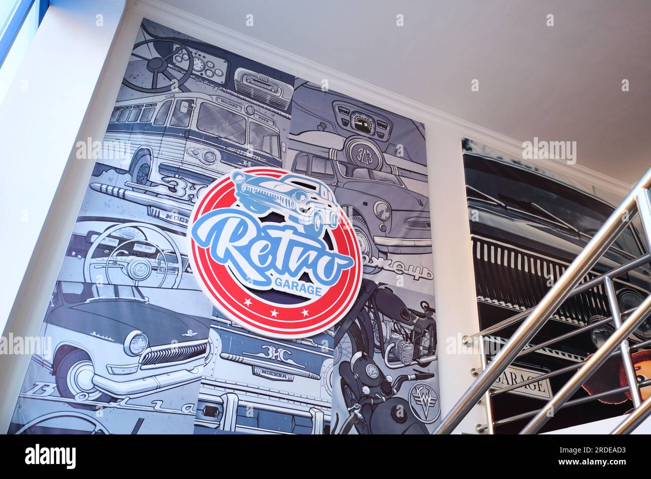 Il grande logo dipinto, il cartello, la grafica all'interno del museo, l'edificio. Presso il retro Garage Car Museum of vintage automobiles a Shymkent, Kazakistan. Foto Stock