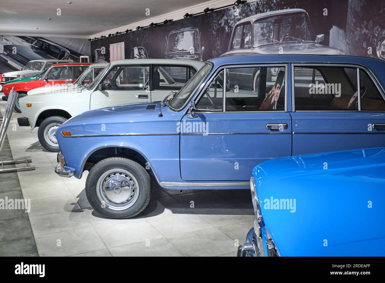 Uno sguardo in basso su una fila di vecchie auto d'epoca sovietiche. Presso il retro Garage Car Museum of vintage automobiles a Shymkent, Kazakistan. Foto Stock