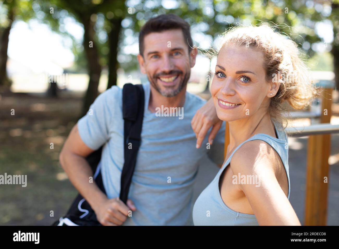 giovane coppia gioiosa che va insieme in palestra Foto Stock