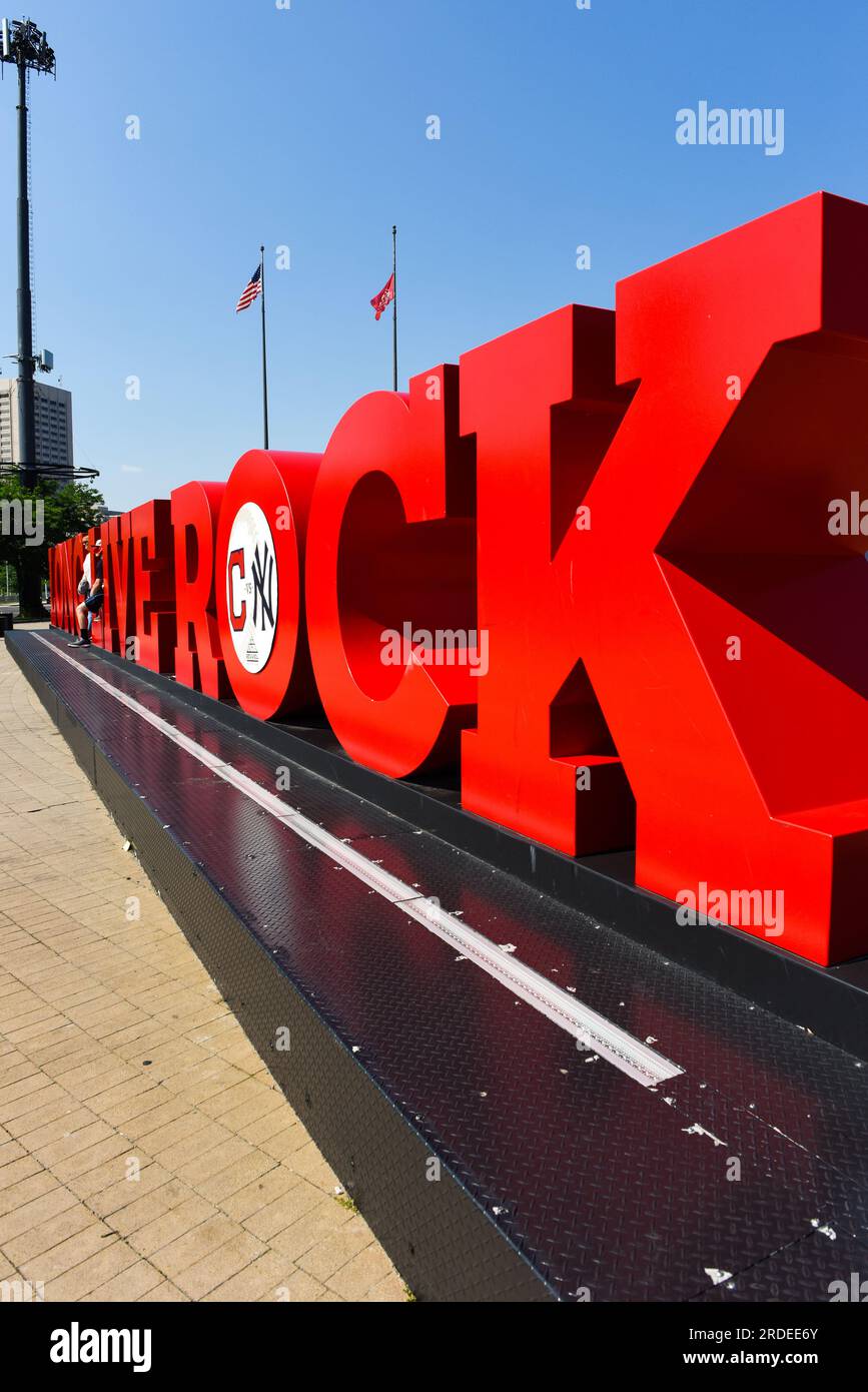 Vista frontale della Rock n Roll Hall of Fame di Cleveland, Ohio. Foto Stock