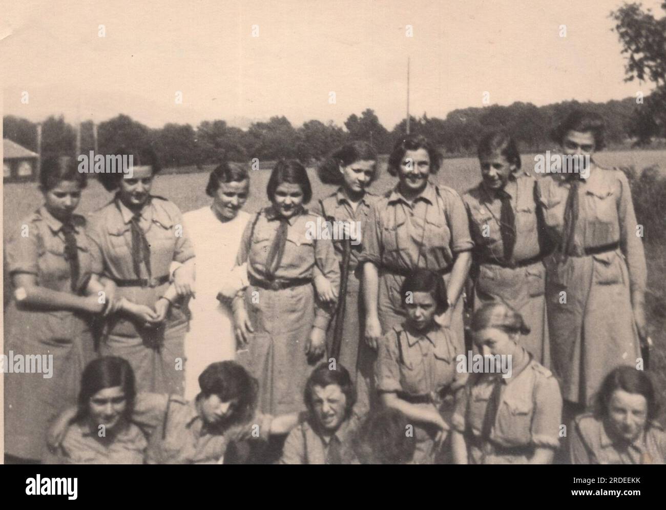 foto d'epoca di ragazze scout che si uniscono agli anni '1940 Ragazze scout in uniforme Foto Stock