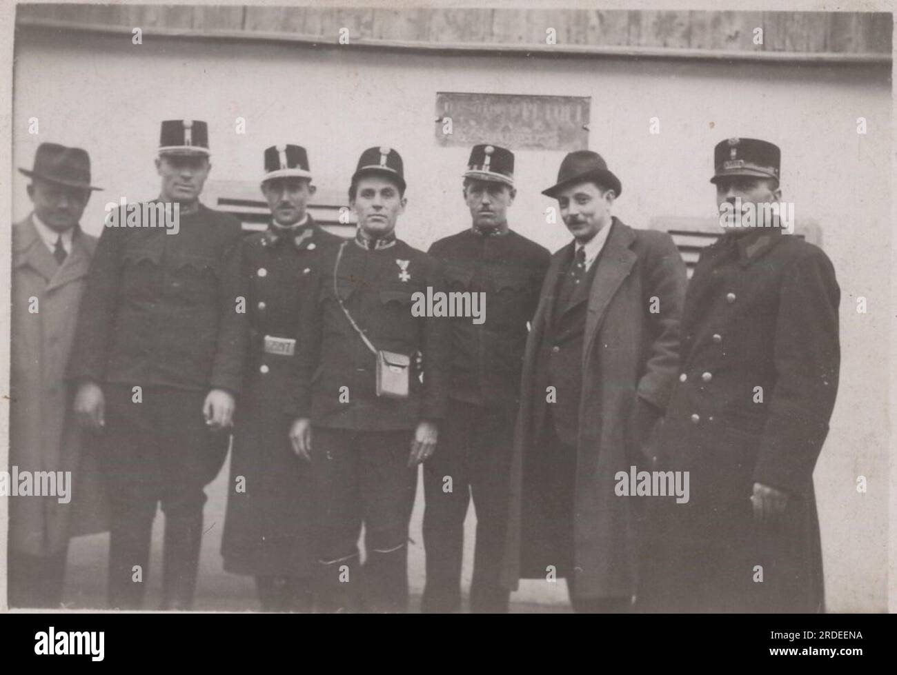 Agenti di polizia in uniforme e detective sotto copertura dal tardo periodo dell'impero austro-ungarico e all'inizio degli anni '1920 Foto Stock