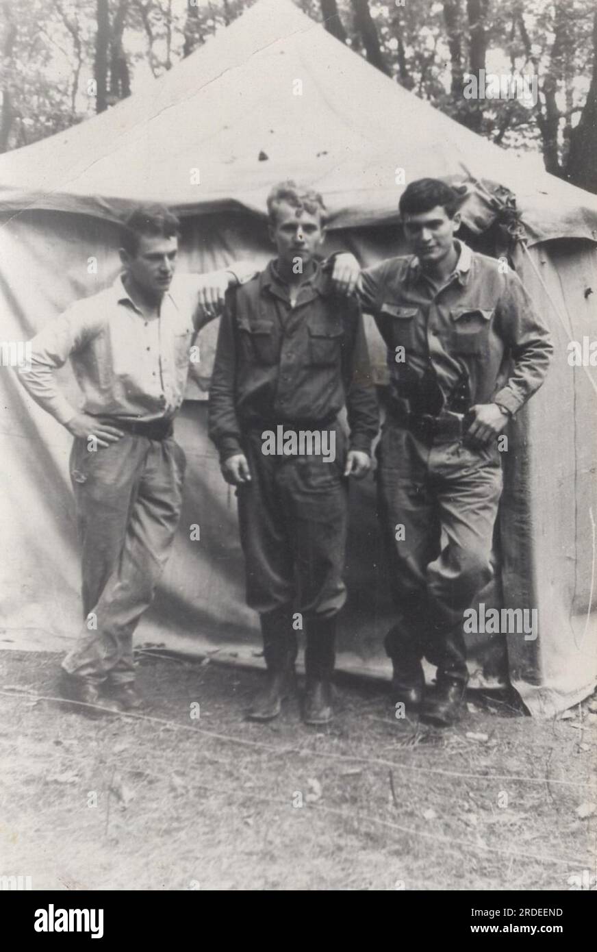 foto vintage di un gruppo di soldati della seconda guerra mondiale (ww2) forse era un'unità che si trovava insieme di fronte alla tenda bianca. Missione in Africa? Foto Stock