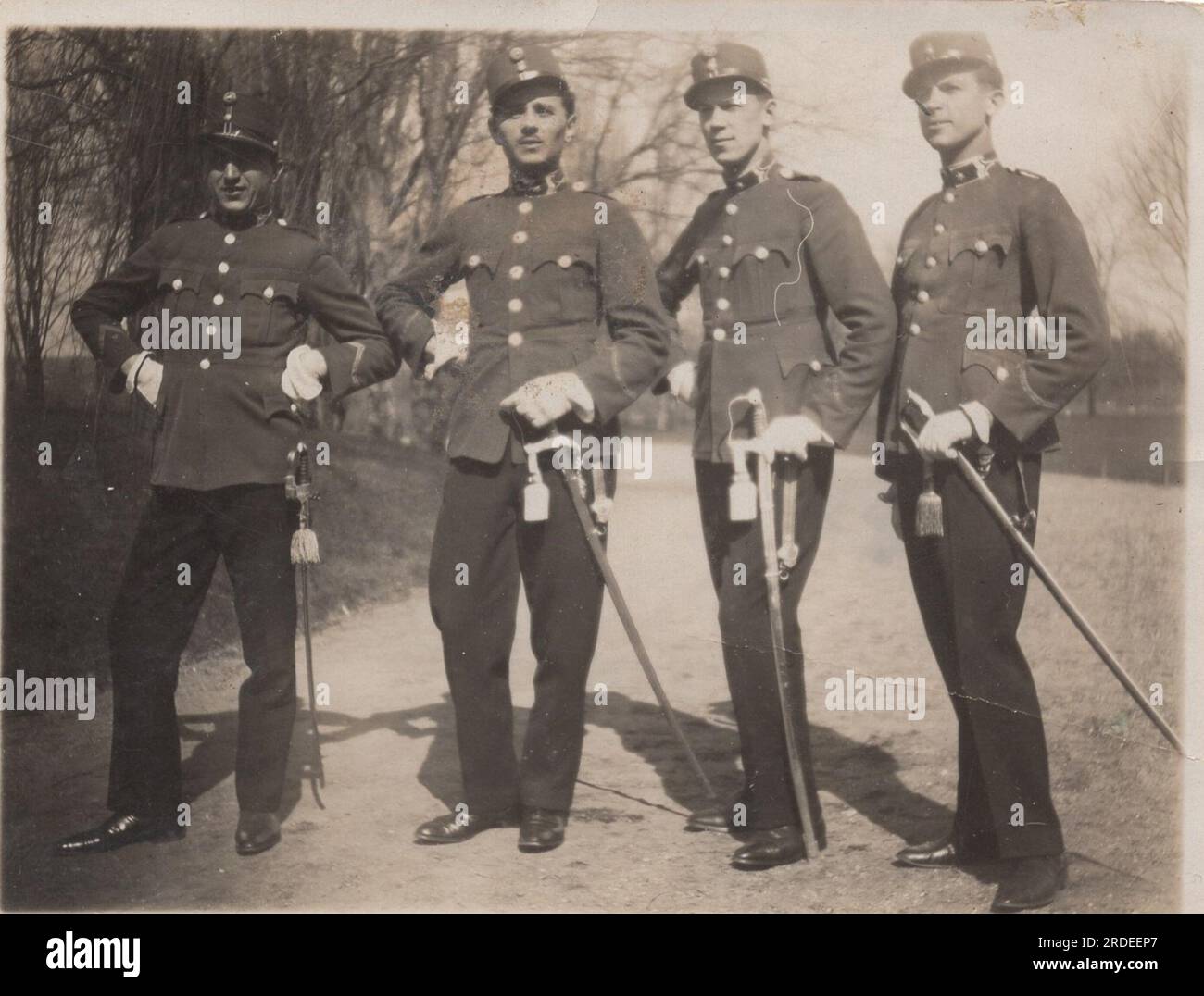 giovani ufficiali militari austro-ungarici si sono appena diplomati all'accademia militare. stanno posando con loro uniforme cerimoniale con la spada. sono pronti a servire loro l'impero. Foto Stock
