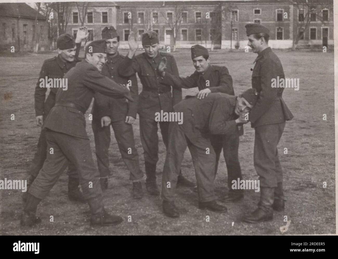 Foto d'epoca sui cadetti laureati all'accademia militare negli anni '1930 o '1940 si stavano divertendo l'uno con l'altro. Momento felice Foto Stock