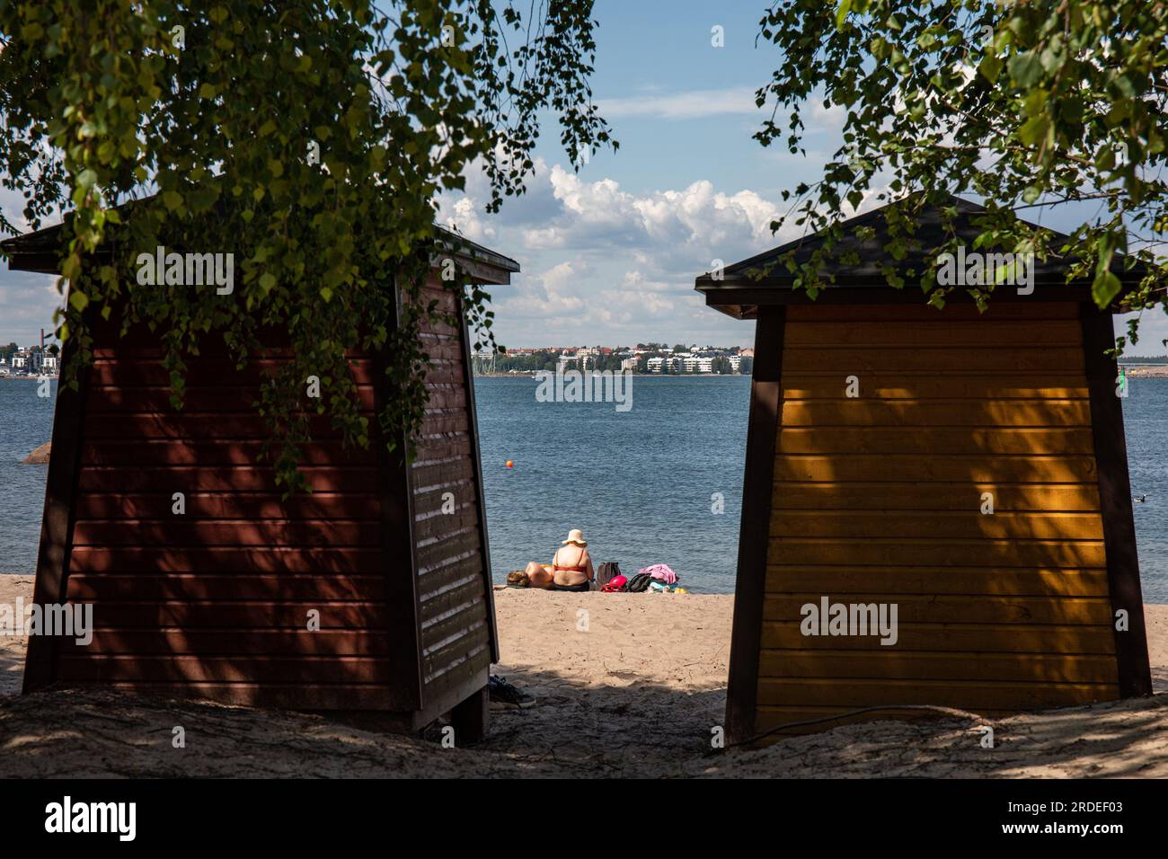 Spogliatoi sulla spiaggia nell'isola Pihlajasaari di Helsinki, Finlandia Foto Stock