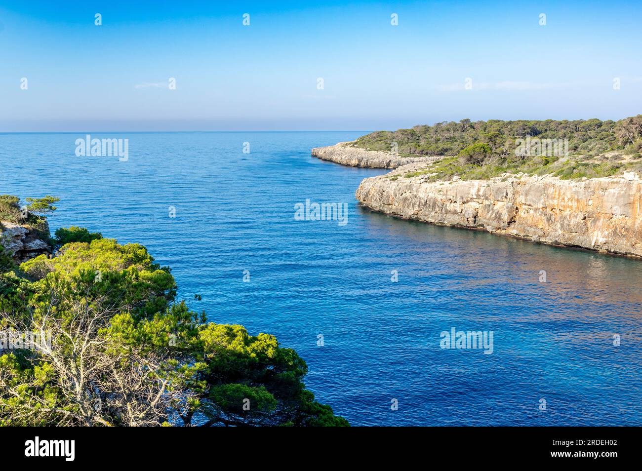 Spagna isola di Maiorca, splendida baia spiaggia Cala Pi, Mar Mediterraneo, Isole Baleari Foto Stock