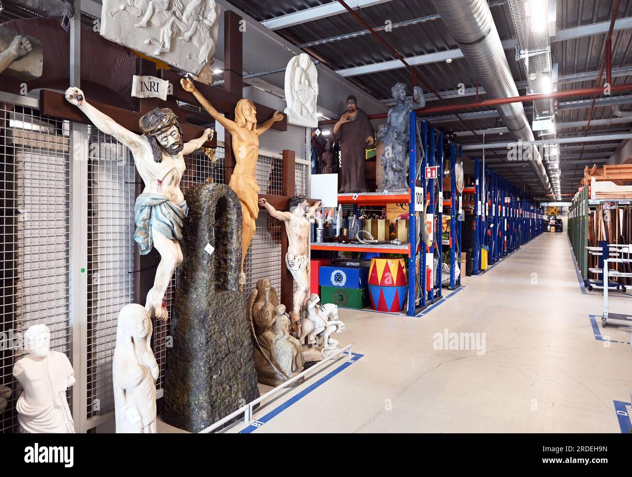 Baden Baden, Germania. 13 luglio 2023. Uno sguardo al fondo di promozione SWR. Cassette postali provenienti da numerosi paesi, bocche giganti, bare e forziere di stoffa, carrozze, mobili di tutte le epoche, insegne al neon dai bordelli alle stazioni di polizia - Südwestrundfunk si sta separando da gran parte dei suoi oggetti di scena. Il CFA sta reagendo al rapido cambiamento dei mezzi di comunicazione e al fatto che sempre più produzioni vengono realizzate con mezzi digitali, un portavoce ha detto alla Deutsche Presse-Agentur (alla dpa "SWR scioglie la sua collezione"). Crediti: Uli Deck/dpa/Alamy Live News Foto Stock