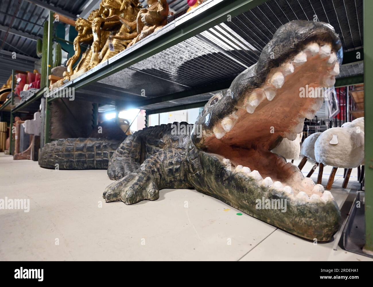 Baden Baden, Germania. 13 luglio 2023. Uno sguardo al fondo di promozione SWR. Cassette postali provenienti da numerosi paesi, bocche giganti, bare e forziere di stoffa, carrozze, mobili di tutte le epoche, insegne al neon dai bordelli alle stazioni di polizia - Südwestrundfunk si sta separando da gran parte dei suoi oggetti di scena. Il CFA sta reagendo al rapido cambiamento dei mezzi di comunicazione e al fatto che sempre più produzioni vengono realizzate con mezzi digitali, un portavoce ha detto alla Deutsche Presse-Agentur (alla dpa "SWR scioglie la sua collezione"). Crediti: Uli Deck/dpa/Alamy Live News Foto Stock