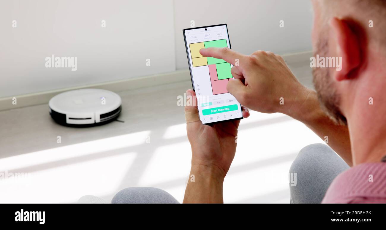 Controllo dell'aspirapolvere domestico tramite l'app per telefono Foto Stock