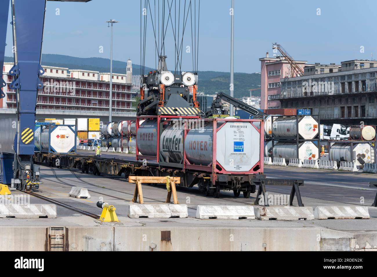 TRIESTE, ITALIA - maggio 29 2023: Treno e container sulla banchina, girato dal mare in piena luce il 29 maggio 2023 a Trieste, Friuli, Italia Foto Stock