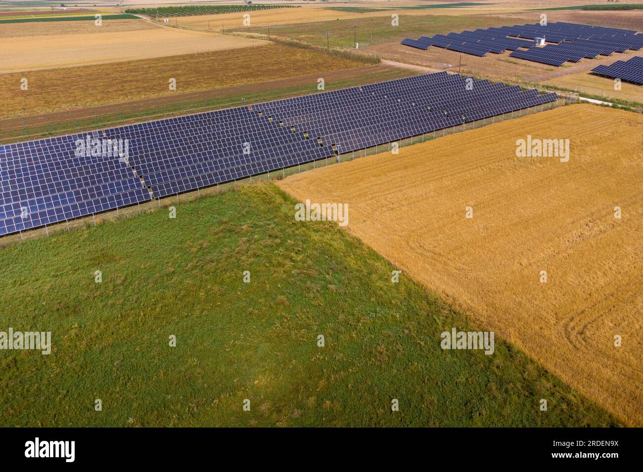 Pannelli solari da fonti di energia rinnovabile o pannelli fotovoltaici nei campi della pianura di Tessalys , Grecia. Foto Stock