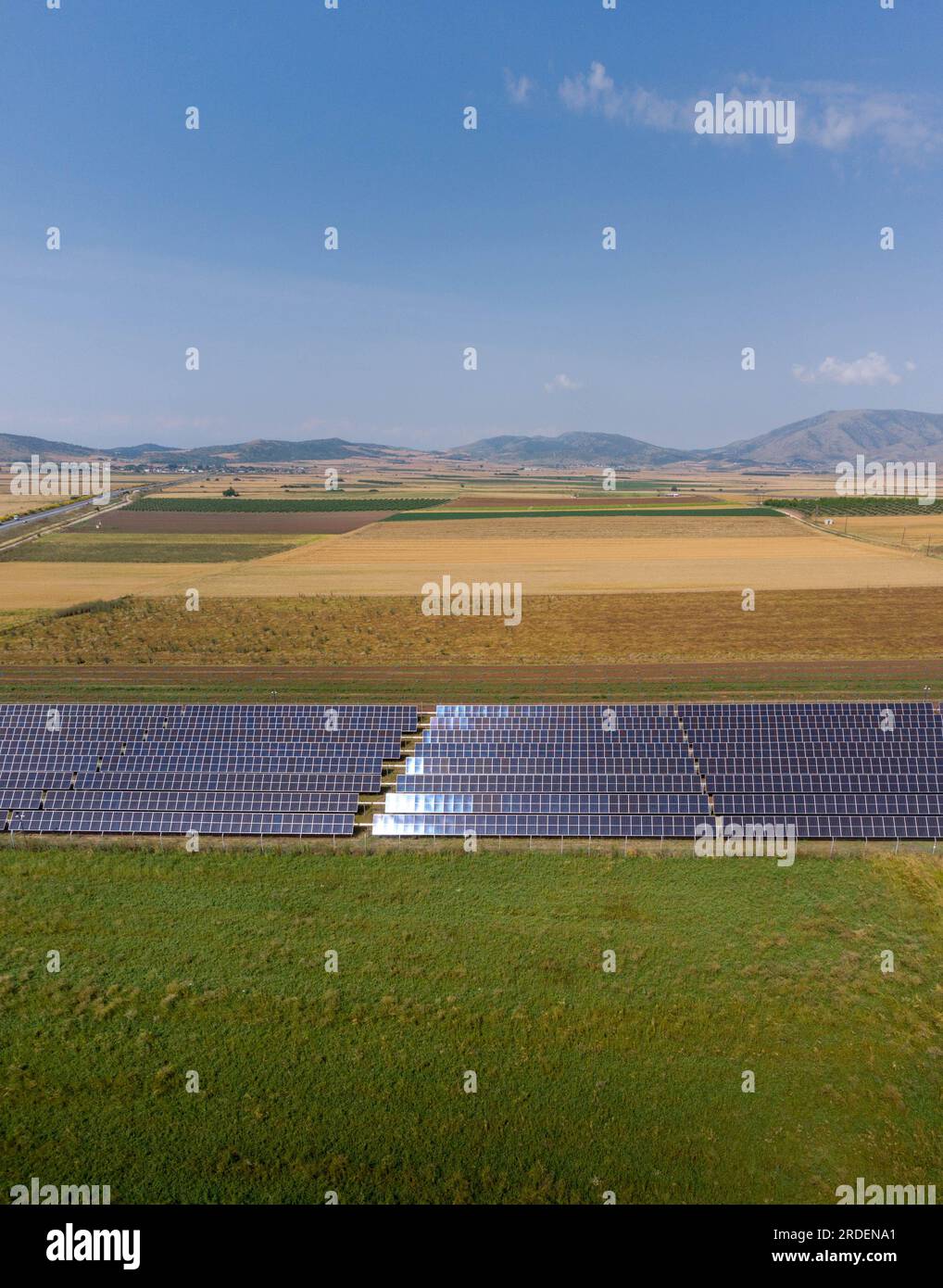 Pannelli solari da fonti di energia rinnovabile o pannelli fotovoltaici nei campi della pianura di Tessalys , Grecia. Foto Stock