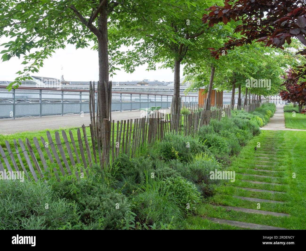 Parigi, Francia - 12 maggio 2023: Bellissima passeggiata verde sopra la Gare de l'est Foto Stock