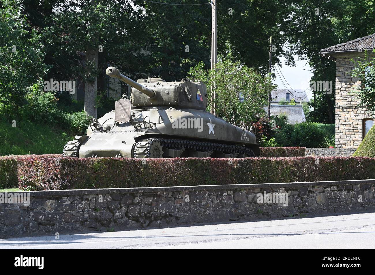 Vielsalm, Belgio. 2 luglio 2023. UN U.S. M4A1 Sherman principale carro armato da battaglia della seconda guerra mondiale eretto come monumento a Vielsalm, in Belgio, come monumento commemorativo, monumento alla memoria della battaglia delle Ardenne e della liberazione da parte delle truppe alleate, e come simbolo di resistenza. Crediti: Horst Galuschka/dpa/Alamy Live News Foto Stock