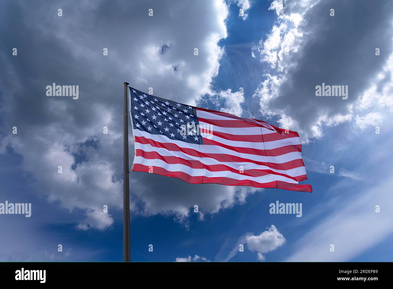 Sventolando bandiera degli Stati Uniti, cielo nuvoloso, Coblenza, Renania-Palatinato, Germania Foto Stock