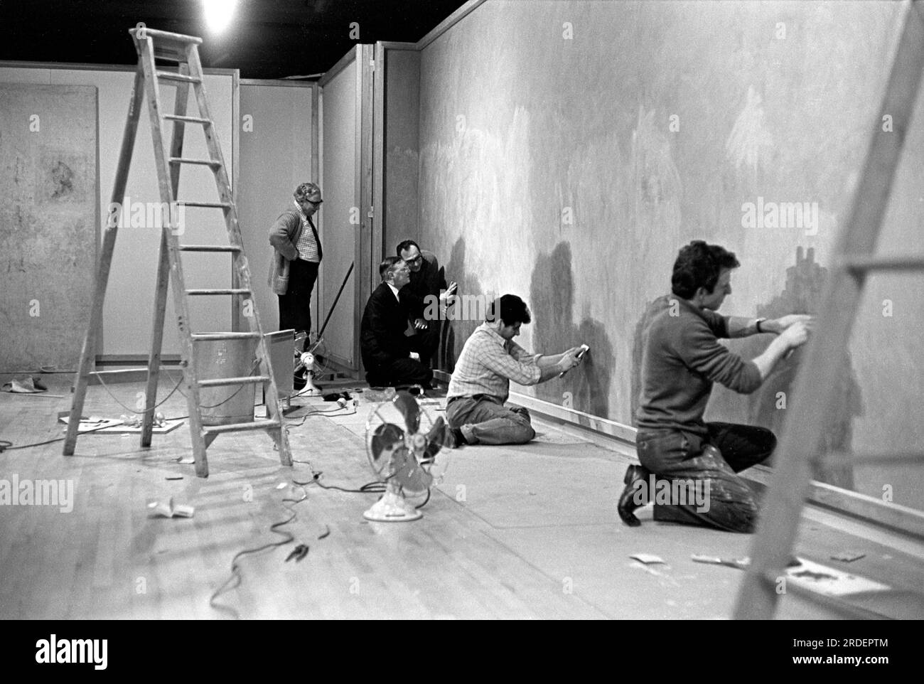 Appendere gli affreschi di Firenze, una mostra del Consiglio d'Arte alla Hayward Gallery. Preparare la superficie del muro. Londra, Inghilterra circa 1969 1960S Regno Unito HOMER SYKES Foto Stock