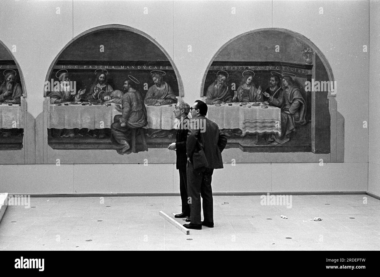 Appendere gli affreschi di Firenze, una mostra del Consiglio d'Arte alla Hayward Gallery. Londra, Inghilterra circa 1969 1960S Regno Unito HOMER SYKES Foto Stock