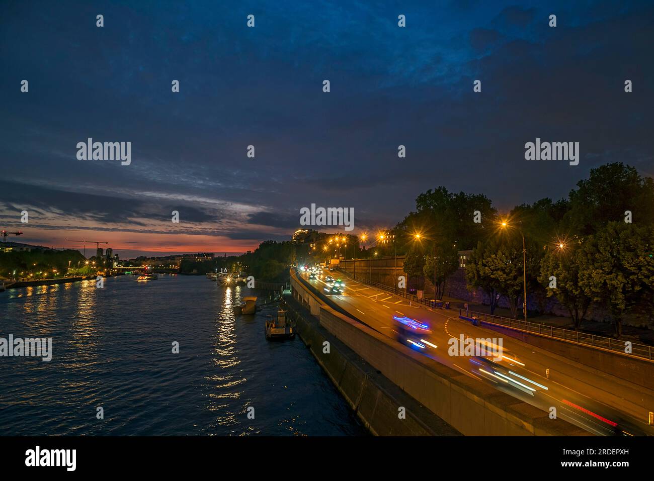 Vista notturna della Senna con le torri di Notre Dame sullo sfondo, Parigi, Francia Foto Stock