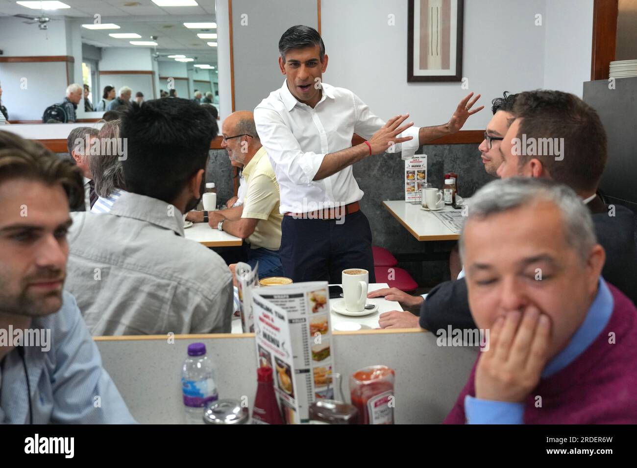 Il primo ministro Rishi Sunak parla con la gente al rombante Tum Cafe di Uxbridge, nella parte ovest di Londra, dopo il successo del partito nelle elezioni suppletive di Uxbridge e South Ruislip. Data immagine: Venerdì 21 luglio 2023. Foto Stock