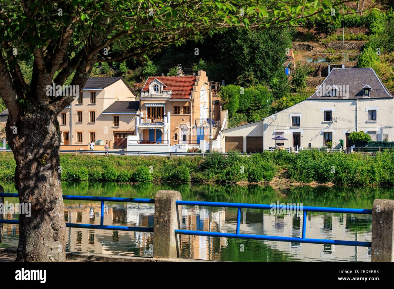 Case sul fiume Mosa Montherme Charleville-Mezieres Ardennes Grand Est France Foto Stock