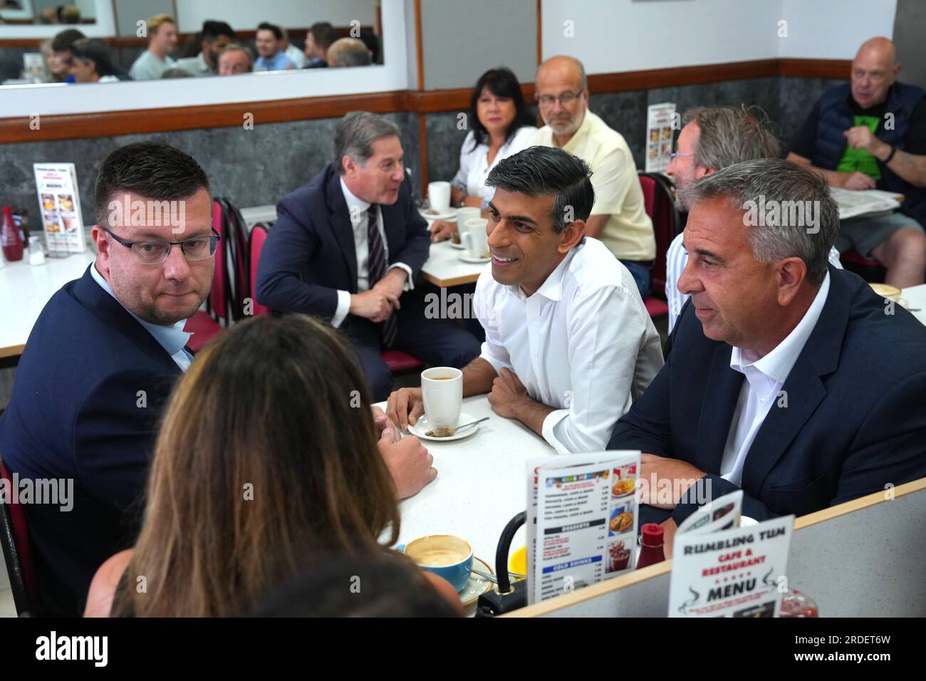 Il primo ministro Rishi Sunak con il neo-eletto deputato conservatore Steve Tuckwell (a destra) al rumbling Tum Cafe di Uxbridge, nella parte ovest di Londra, dopo il successo del partito nelle elezioni suppletive di Uxbridge e South Ruislip. Data immagine: Venerdì 21 luglio 2023. Foto Stock