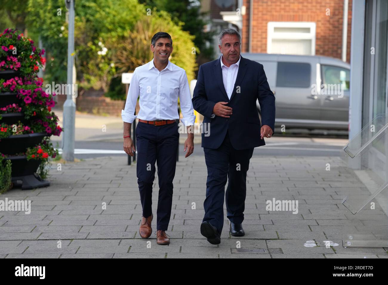 Il primo ministro Rishi Sunak con il neo-eletto deputato conservatore Steve Tuckwell che arriva al rombante Tum Cafe a Uxbridge, nella parte ovest di Londra, dopo il successo del partito nelle elezioni suppletive di Uxbridge e South Ruislip. Data immagine: Venerdì 21 luglio 2023. Foto Stock
