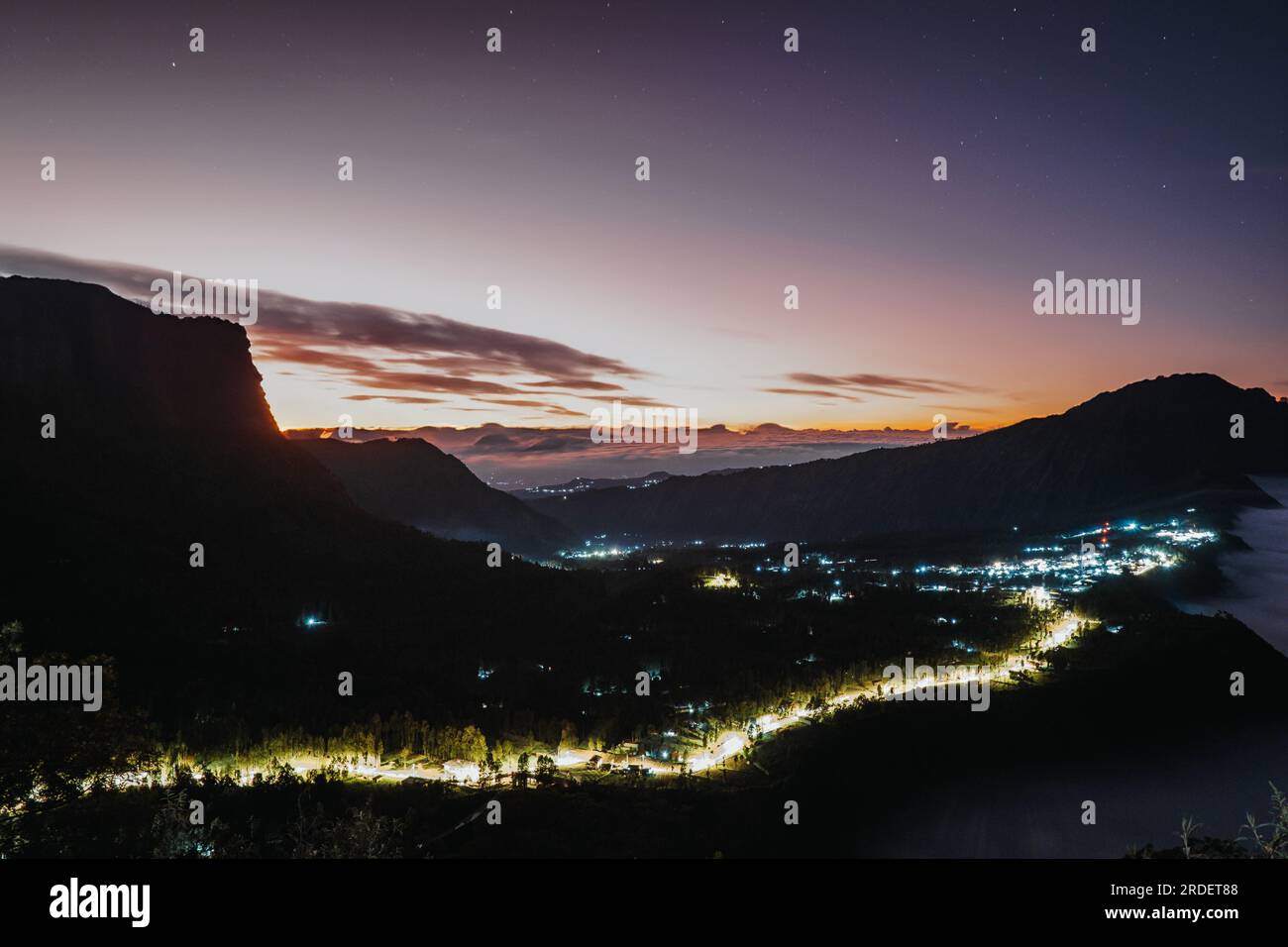 Il villaggio di Cemoro Lawang vicino a Gunung Bromo o al Monte Bromo, con luci all'alba o all'alba, vista dal Sunrise Point di Seruni Foto Stock