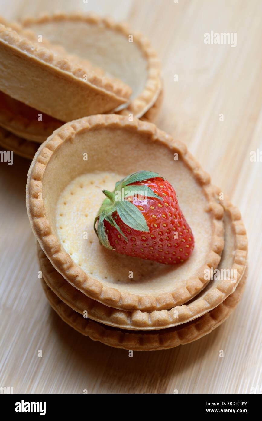 Tartelette, base prefabbricata di tartaruga con fragole Foto Stock