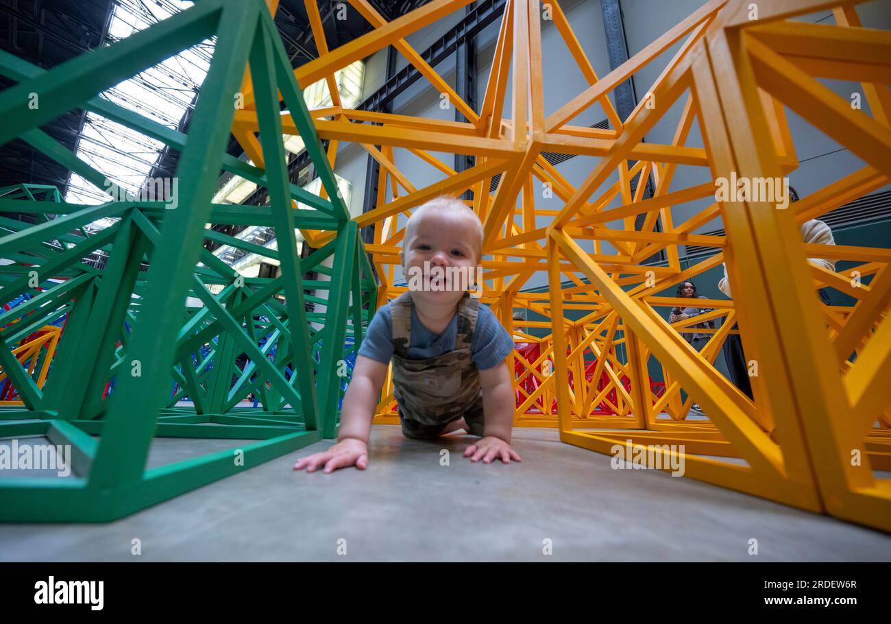 Tate Modern, Londra, Regno Unito. 21 luglio 2023. (L'immagine PUÒ essere utilizzata SOLO per illustrare la mostra specificata alla Tate Modern). La colorata scultura interattiva di Rasheed Araeen Zero to Infinity arriva alla Tate Modern turbine Hall per l'estate come parte del gioco UNIQLO Tate Play, attività gratuite per tutti i visitatori dal 22 luglio al 28 agosto. Ogni mattina vengono disposti in modo ordinato cubi di costruzione di lattice dai colori vivaci. Le persone possono smantellare la struttura simmetrica e impilare, inclinare e bilanciare i cubi in nuove forme per creare opere d'arte in continua evoluzione. (Famiglie fornite da Tate). Crediti: Malcolm Park/Alamy Live News Foto Stock